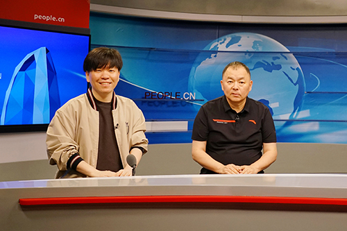 電影頻道節(jié)目中心副總編輯王平久（右）、音樂制作人常石磊（左）做客人民網(wǎng)。人民網(wǎng)記者 皇甫萬里 攝