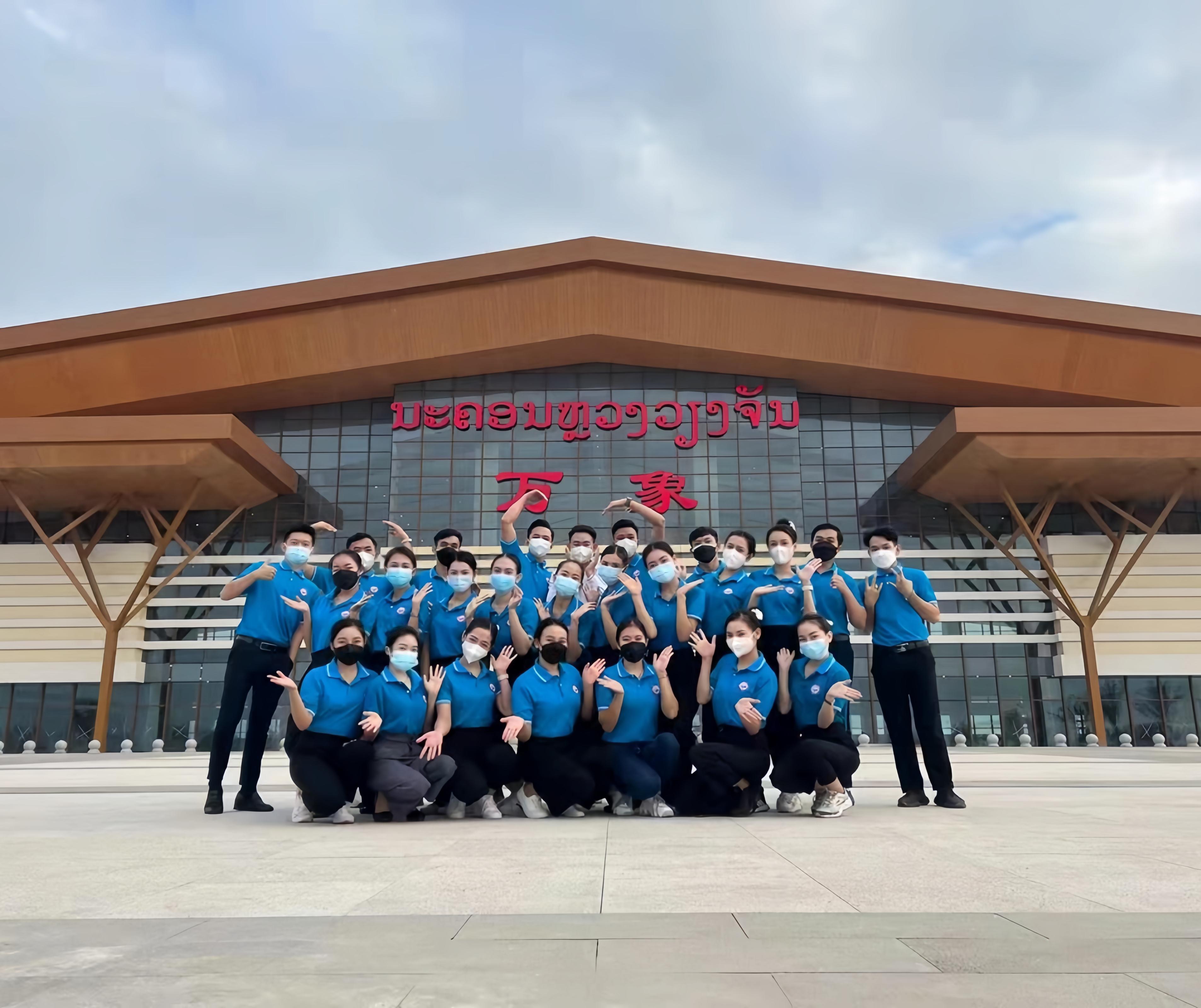 學(xué)生上崗前在老撾萬象高鐵站前合影（其中5人為貴陽職業(yè)技術(shù)學(xué)院培訓(xùn)班學(xué)生）。 貴陽職業(yè)技術(shù)學(xué)院供圖