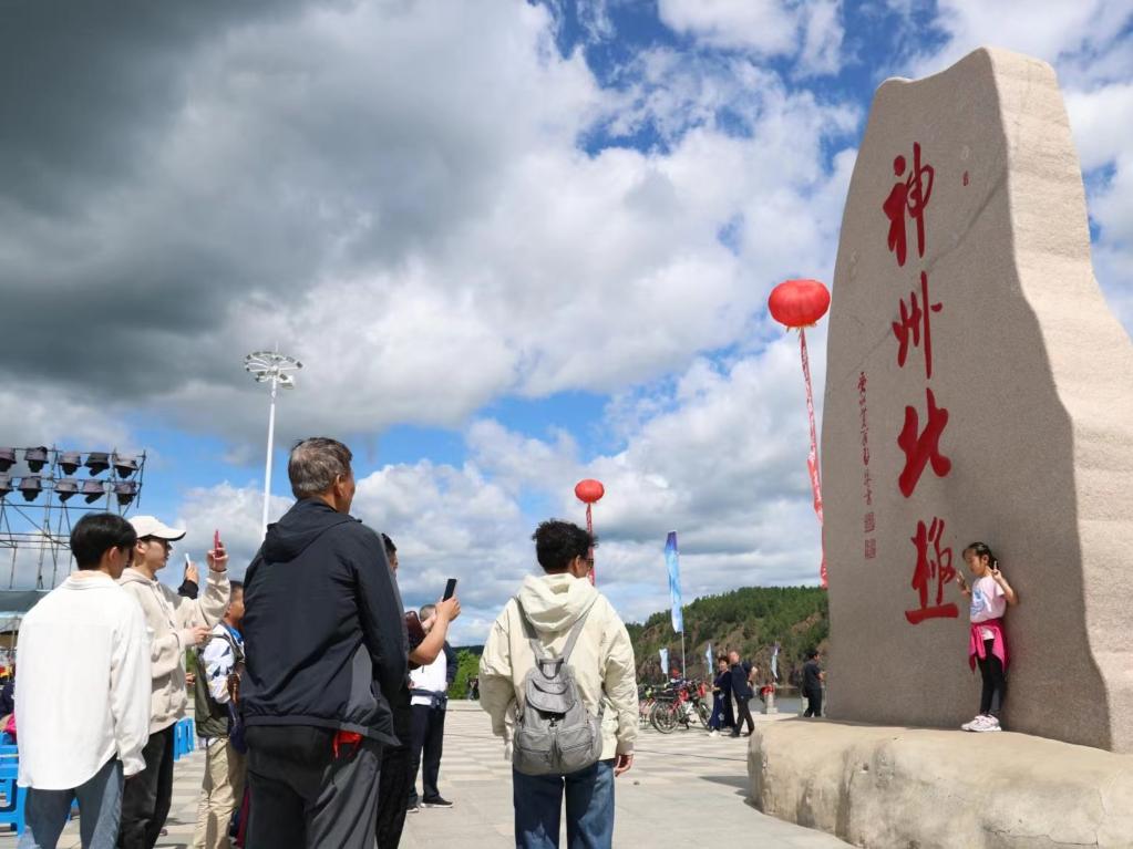 游客在漠河市地標(biāo)前打卡。新華社記者 徐凱鑫攝