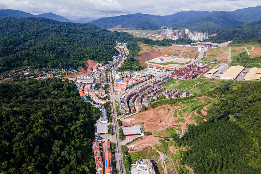 磨憨口岸俯瞰，右前方高層白色建筑群為老撾境內(nèi)。人民網(wǎng)記者 符皓攝