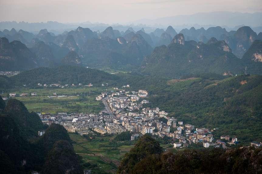 廣西層巒疊嶂，郁郁蔥蔥。 人民網(wǎng) 嚴立政攝