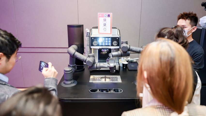 到場觀眾體驗如影智能咖啡大師。主辦方供圖