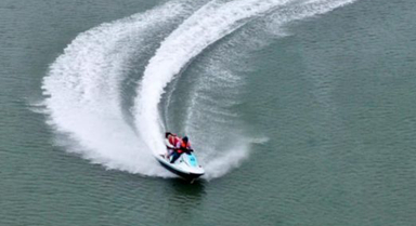 廣西北海：海上沖浪醉游人