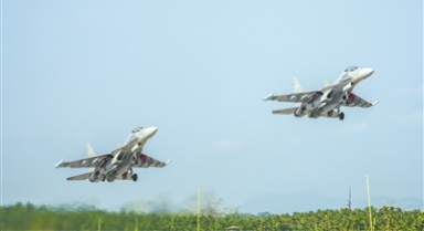 南部戰(zhàn)區(qū)空軍某部開展飛行訓(xùn)練